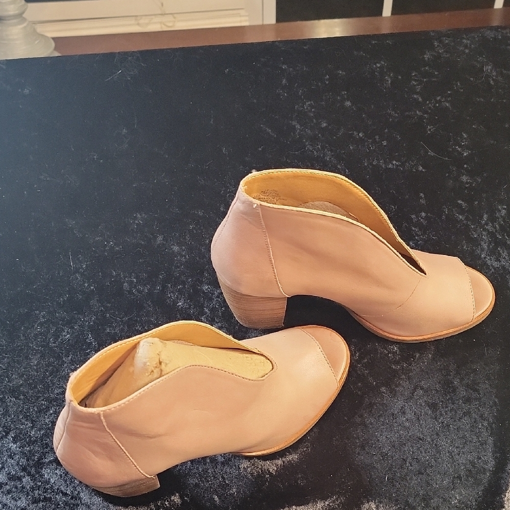 Lucky Brand Joel Women's Beige/Tan Leather Ankle Booties